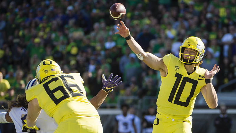Oregon Ducks quarterback Justin Herbert