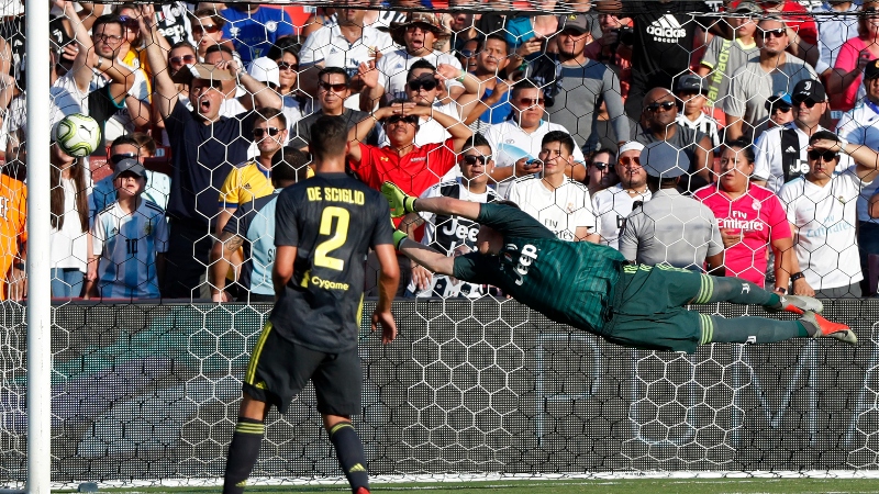 Juventus goalkeeper Wojciech Szczesny (right) and defender Mattia De Sciglio