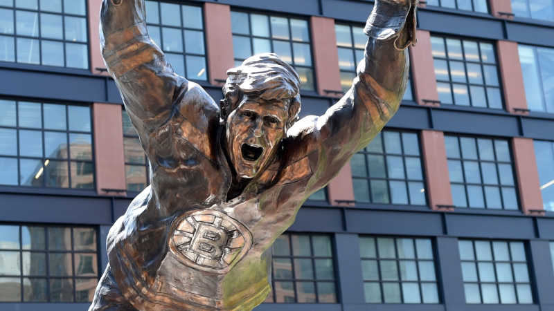 Bobby Orr statue