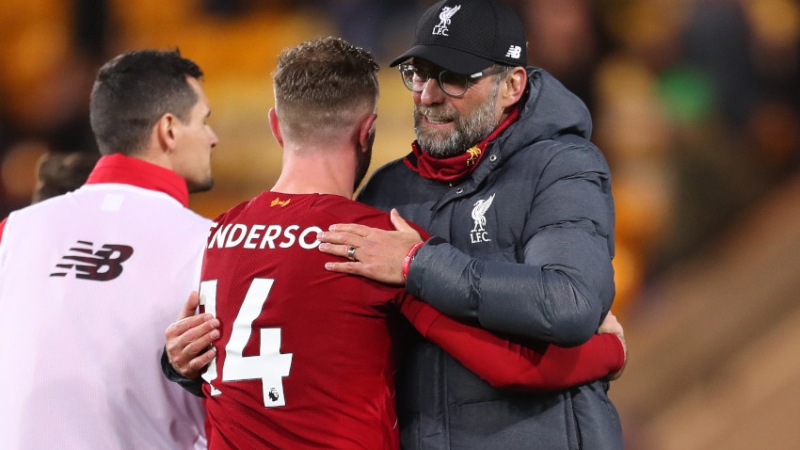 Liverpool midfielder Jordan Henderson (center) and manager Jurgen Klopp (right)