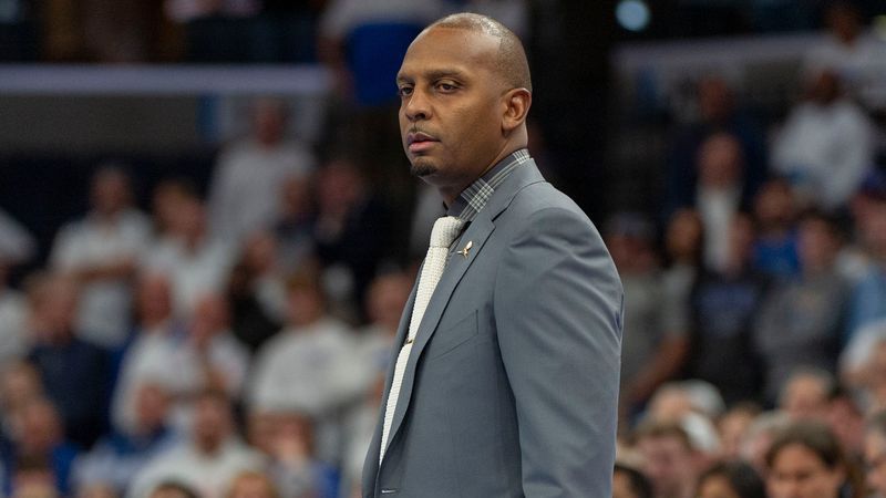 Memphis basketball coach Penny Hardaway