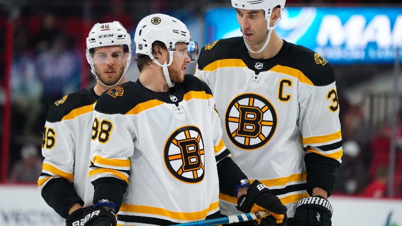 Boston Bruins right wing David Pastrnak (88) and defenseman Zdeno Chara (right)