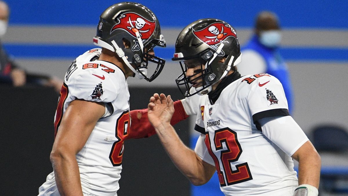 Buccaneers QB Tom Brady, tight end Rob Gronkowski