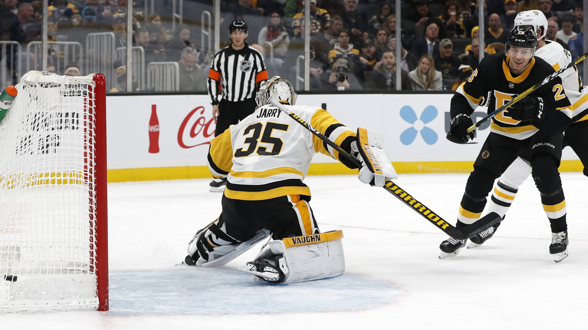 Boston Bruins center Par Lindholm