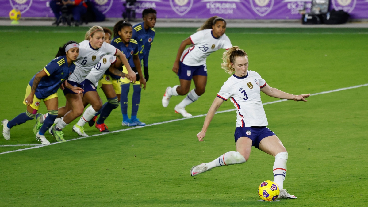 United States midfielder Sam Mewis (3)