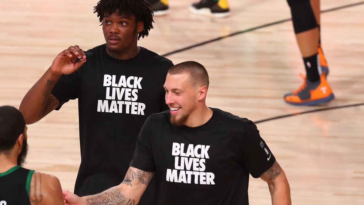 Boston Celtics center Robert Williams, Chicago Bulls center Daniel Theis