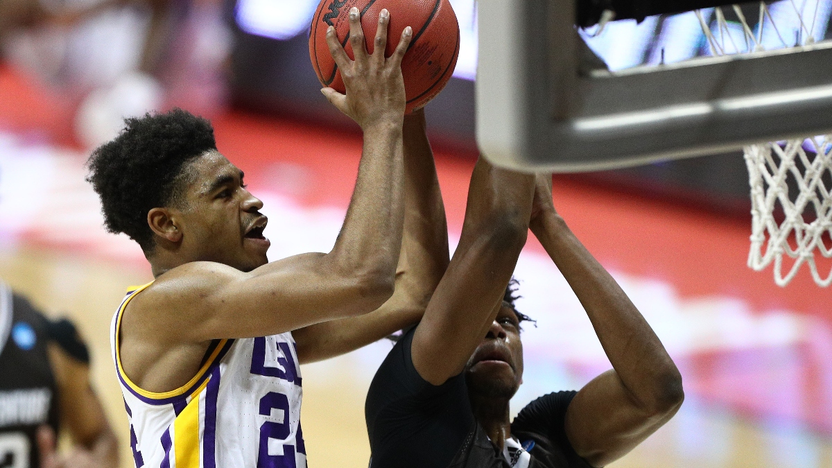 Louisiana State Tigers guard Cameron Thomas (24) and St. Bonaventure Bonnies forward Osun Osunniyi (21)
