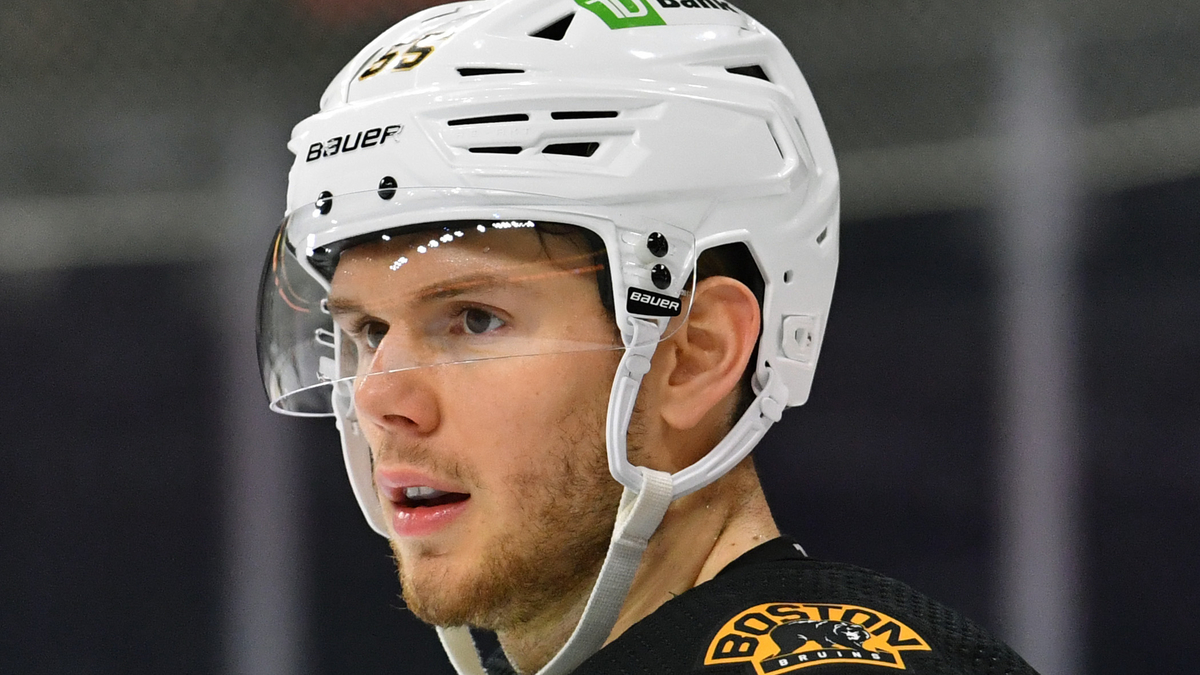 Seattle Kraken defenseman Jeremy Lauzon