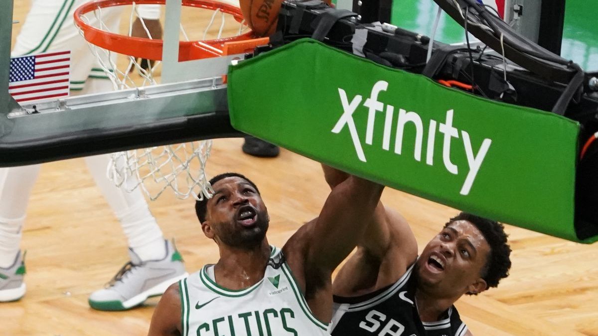 Boston Celtics center Tristan Thompson, San Antonio Spurs' Keldon Johnson