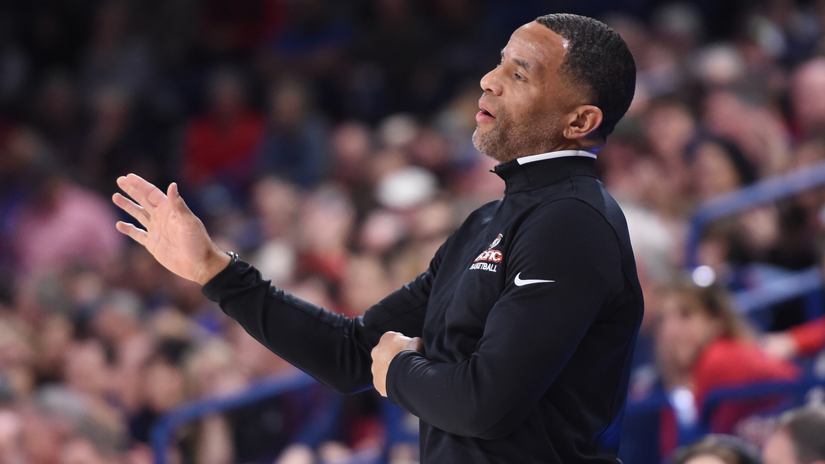 Pacific Tigers head coach Damon Stoudamire