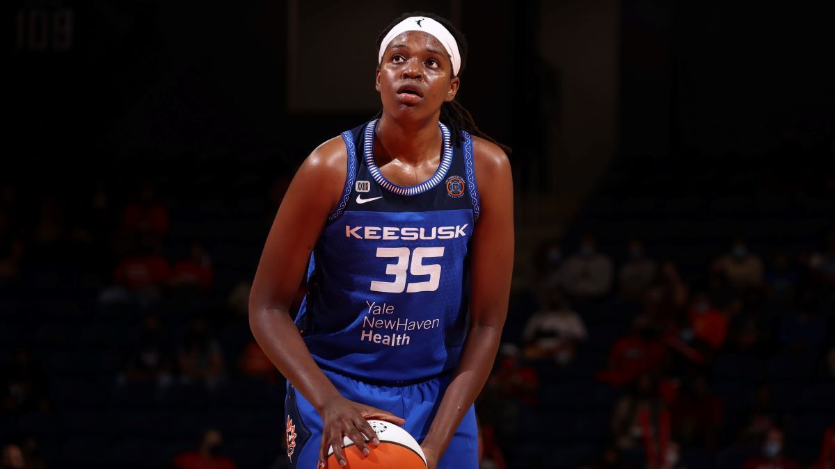 CT Sun forward Jonquel Jones