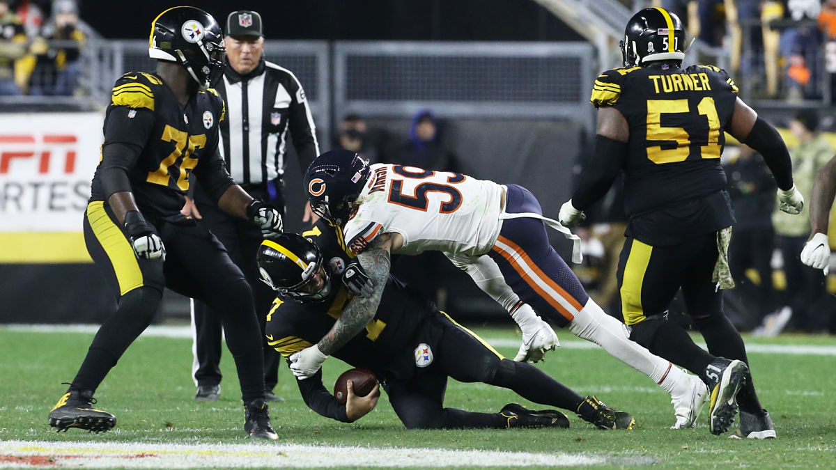 Pittsburgh Steelers quarterback Ben Roethlisberger and Chicago Bears linebacker Cassius Marsh