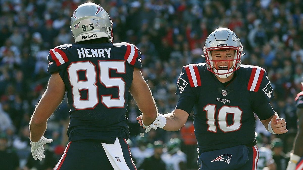 New England Patriots tight end Hunter Henry and quarterback Mac Jones