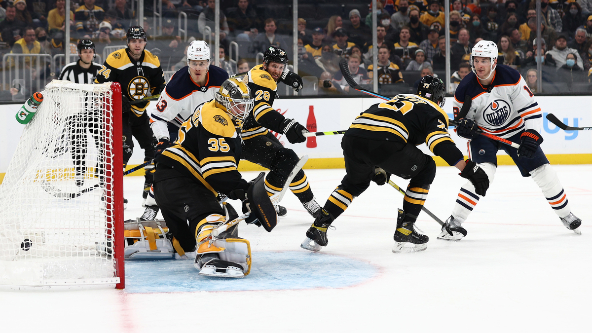 Boston Bruins goalie Linus Ullmark