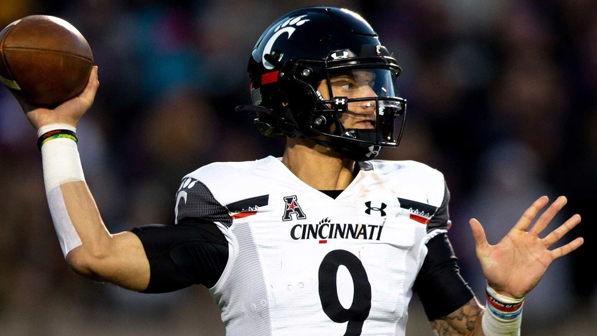 Cincinnati quarterback Desmond Ridder