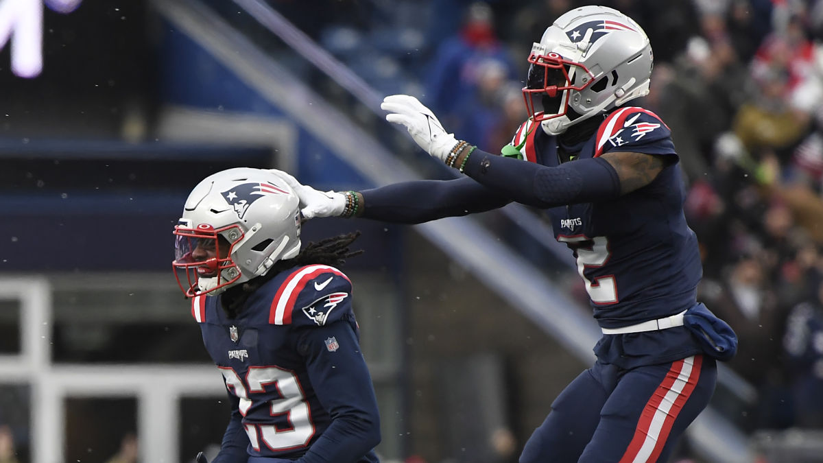 New England Patriots safety Kyle Dugger and cornerback Jalen Mills