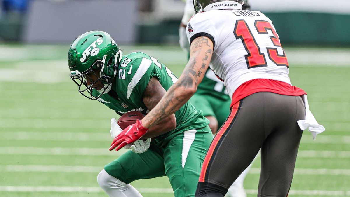 New York Jets cornerback Brandin Echols, Tampa Bay Buccaneers wide receiver Chris Evans