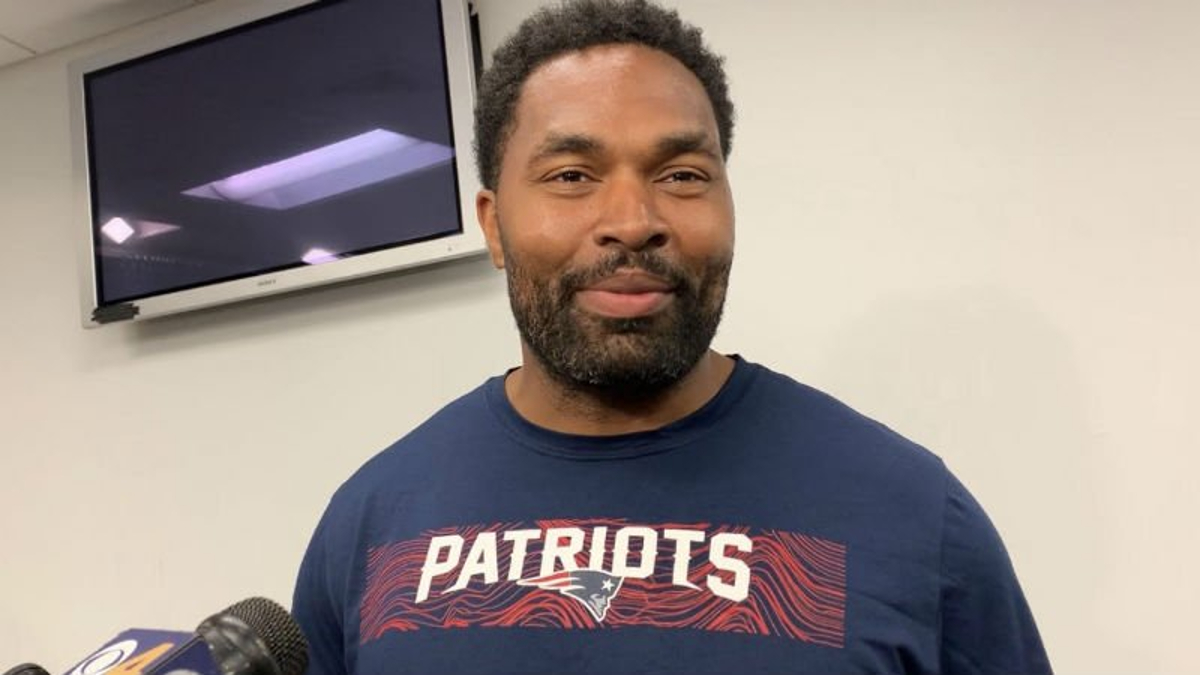 New England Patriots inside linebackers coach Jerod Mayo