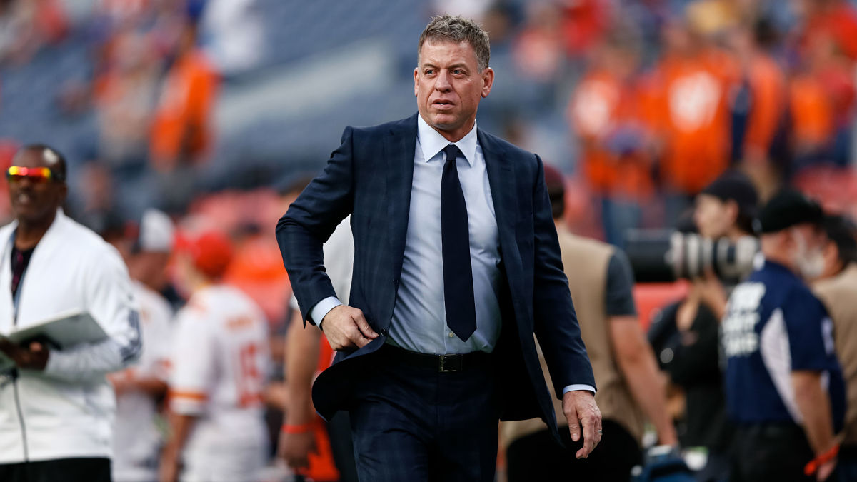 FOX Sports broadcaster Troy Aikman