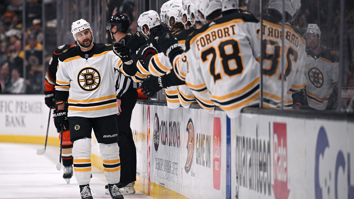 Boston Bruins left wing Nick Foligno