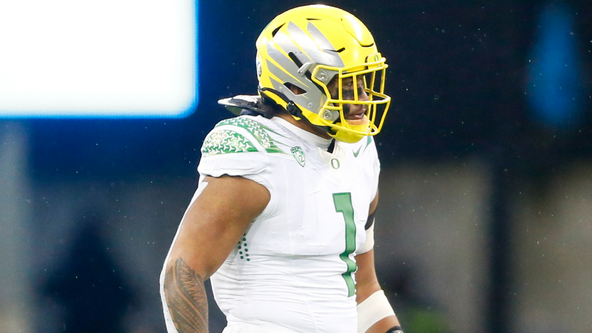 Oregon linebacker Noah Sewell