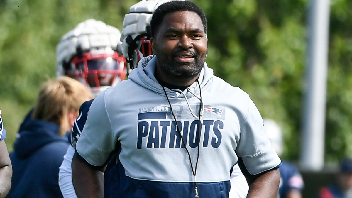 Patriots linebackers coach Jerod Mayo