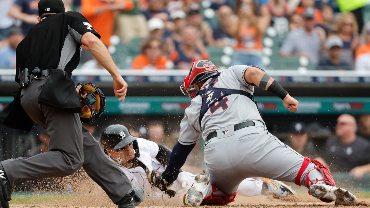 Sandy Leon tags Javier Baez