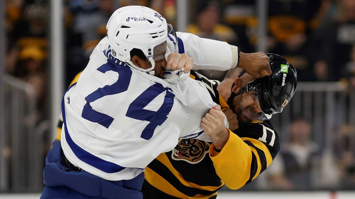 Boston Bruins forward Nick Foligno and Toronto Maple Leafs forward Wayne Simmonds