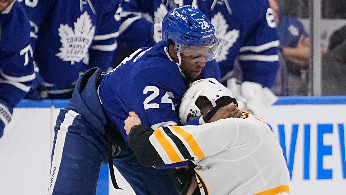 Toronto Maple Leafs forward Wayne Simmonds and Boston Bruins forward A.J. Greer