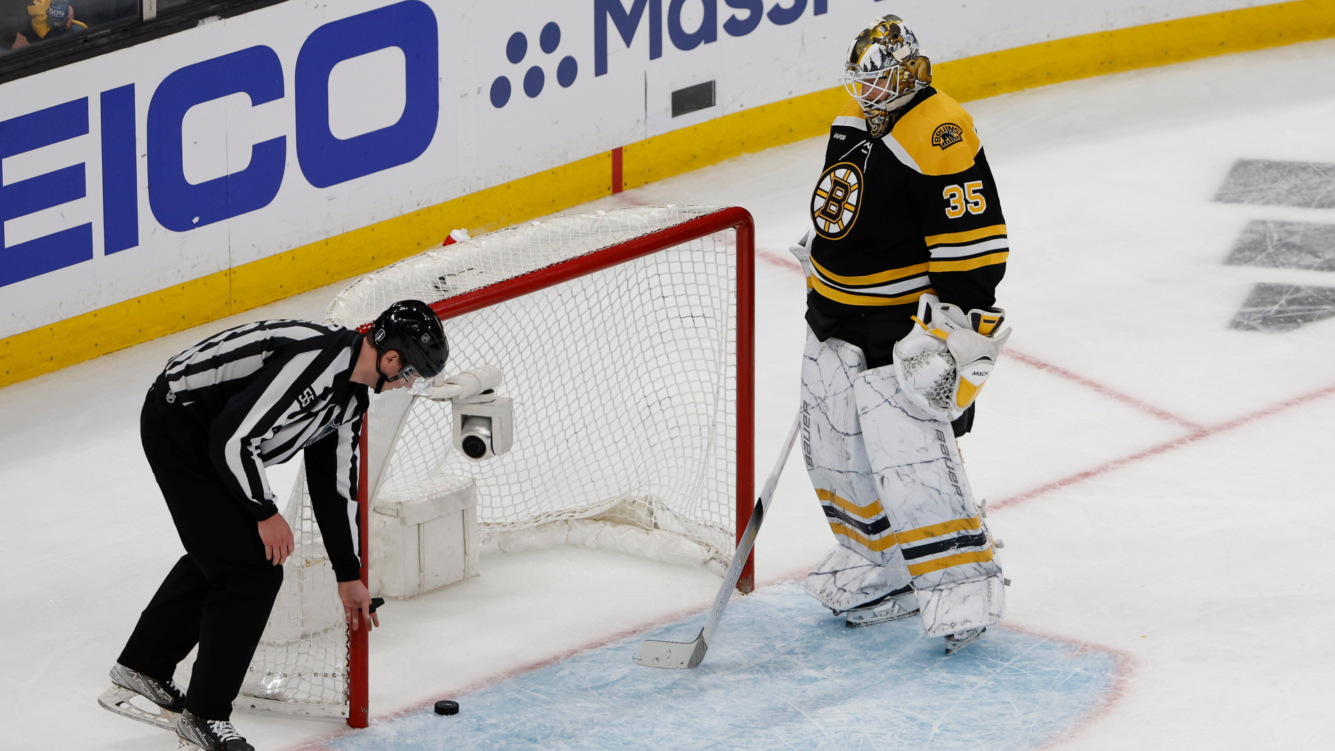 Boston Bruins goaltender Linus Ullmark