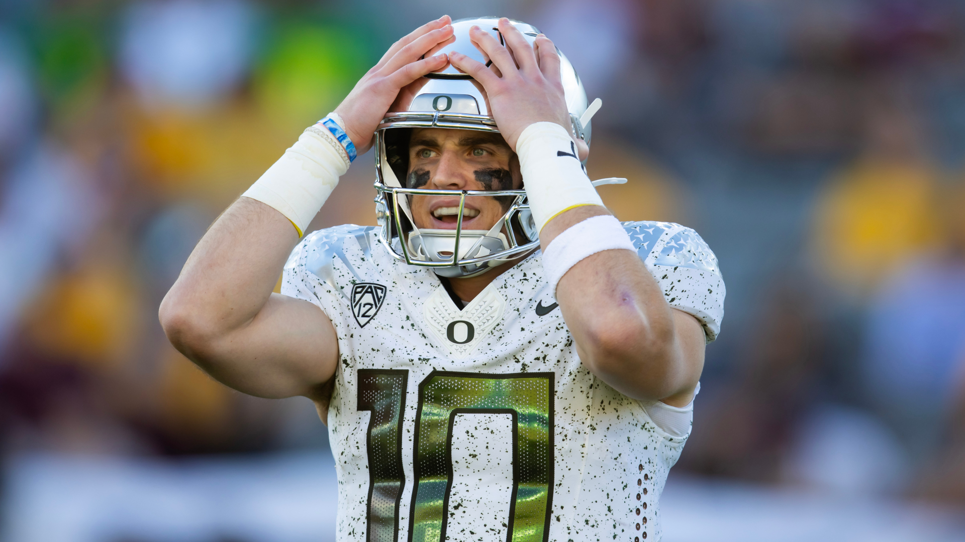 Oregon Ducks quarterback Bo Nix