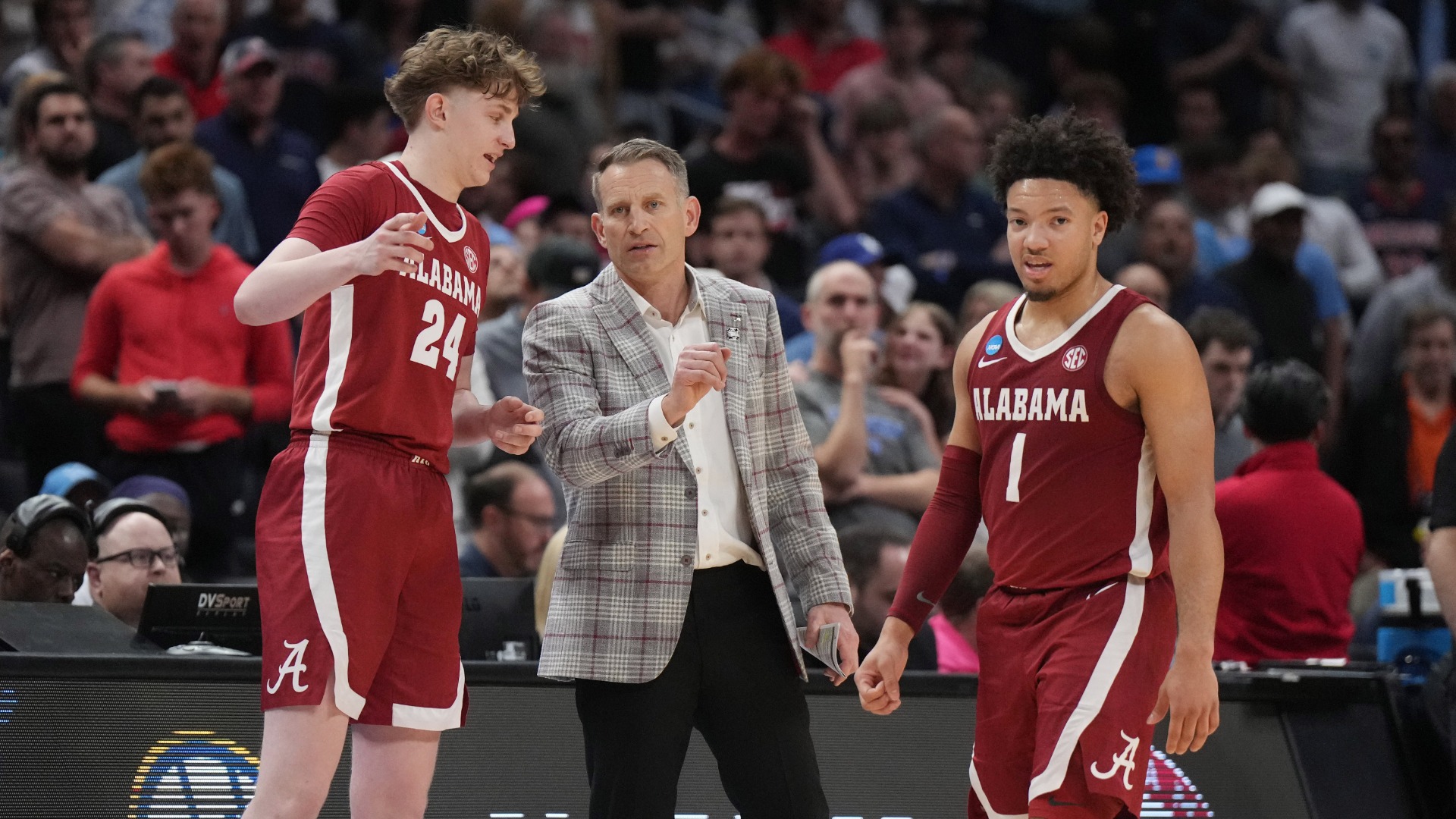 Alabama Crimson Tide head coach Nate Oats, forward Sam Walters, guard Mark Sears