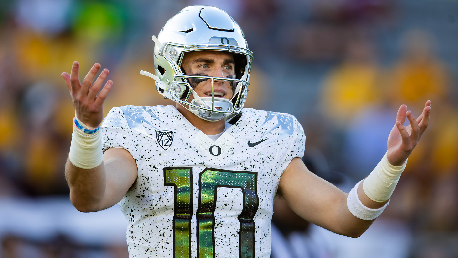 Oregon Ducks quarterback Bo Nix