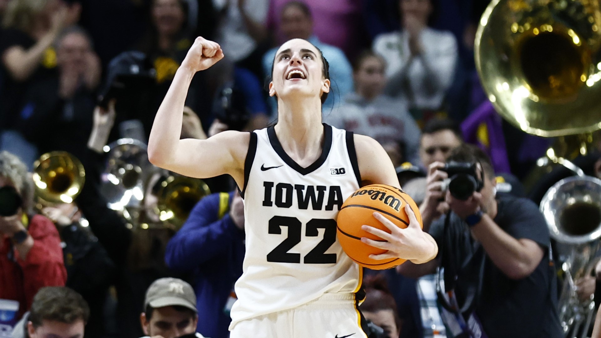 Iowa Hawkeyes guard Caitlin Clark
